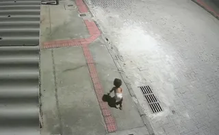 Imagem ilustrativa da imagem VÍDEO: bebê é encontrada engatinhando sozinha em rua de Vila Velha