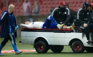 Imagem ilustrativa da imagem Zagueiro do Inter se manifesta após causar fratura em Gabriel Pec, do Cruzeiro