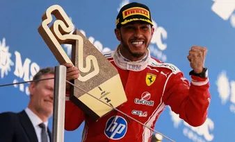 Imagem ilustrativa da imagem Lewis Hamilton faz tática agressiva e vence pela primeira vez com a Ferrari