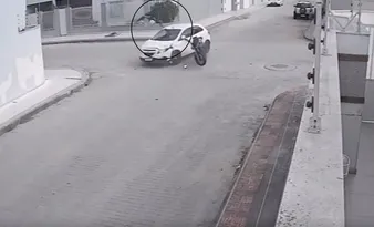Imagem ilustrativa da imagem VÍDEO: Motociclista é arremessado no ar após colidir com carro em cruzamento no ES
