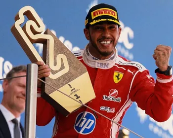 Imagem ilustrativa da imagem Lewis Hamilton faz tática agressiva e vence pela primeira vez com a Ferrari