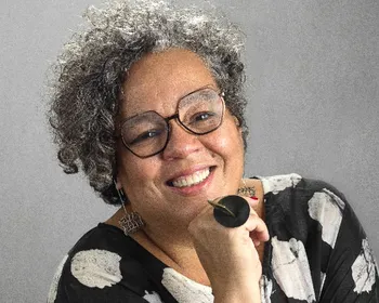 Imagem ilustrativa da imagem “Toca Maria Bethânia Pra Ela”: romance-álbum homenageia Bethânia