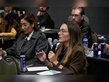 Durante a apresentação, convidados puderam conhecer o interior do veículo e testar recursos embarcados de conectividade e assistência ao motorista.