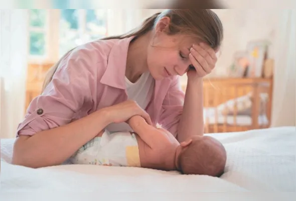 Mãe cuida de bebê recém-nascido com problema de saúde