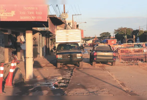 Motoristas têm recorrido à ciclovia na Carlos Lindenberg para fugir do congestionamento causado pelas obras