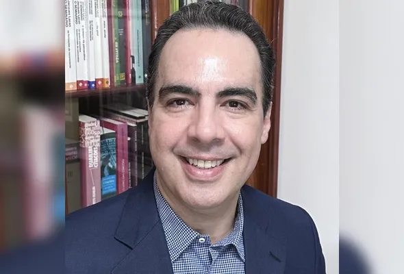 José Antônio Martinuzzo é pós-doutor em Psicanálise (UERJ), doutor em Comunicação (UFF) e professor titular da Ufes