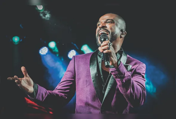 Alexandre Pires vai cantar hits como “Mineirinho” e “Tira Ela de Mim” a partir das 23 horas