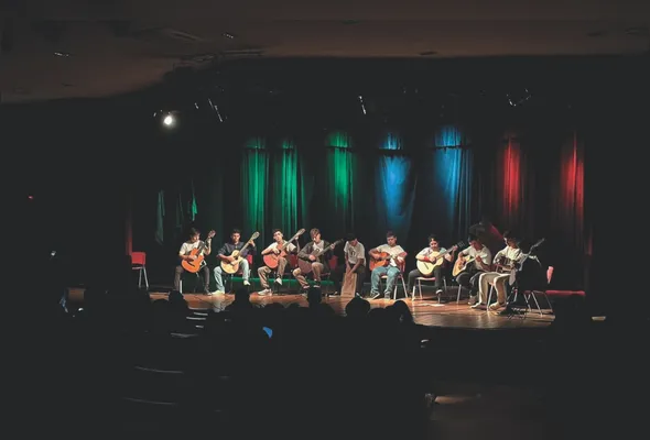 Formada por 10 jovens, a Orquestra Amigos do Violão sobe ao palco sábado (20)