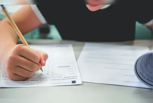 Aluno resolvendo exercícios