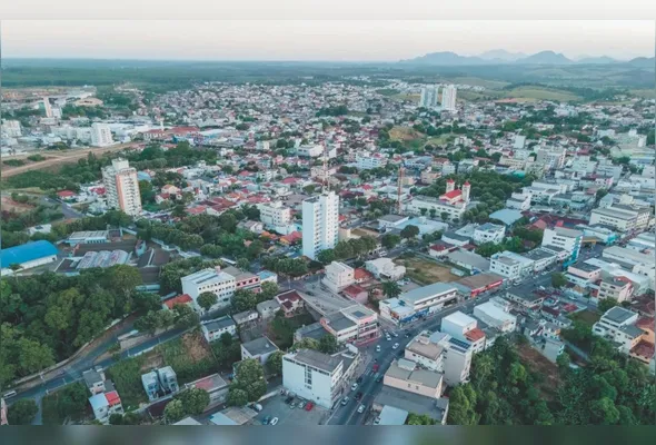 Vista aérea da região central de Aracruz: cidade tem previsão de crescimento com investimentos, incluindo a ZPE, porto da Imetame e a fábrica de automóveis da marca chinesa GWM