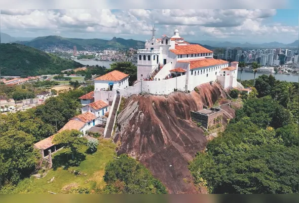 Convento da Penha atrai turistas durante todo o ano, mas é na festa da padroeira, realizada uma semana após o Domingo de Páscoa, que tem maior visitação