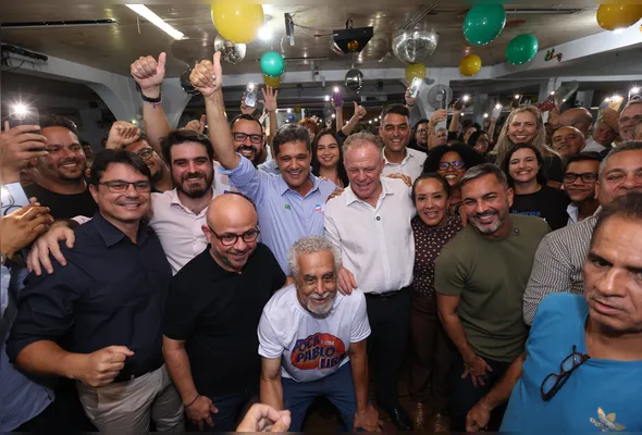 Ricardo Ferraço e Renato Casagrande entre deputados, vereadores e demais lideranças durante evento em Vitória