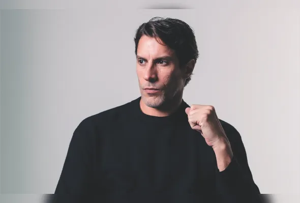 Bruno Bellarmino vive o vilão Gastão Maleiro em "Cangaço Novo", personagem que despertou reações intensas do público