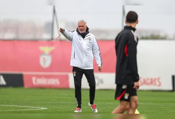José Mourinho durante treinamento da equipe portuguesa