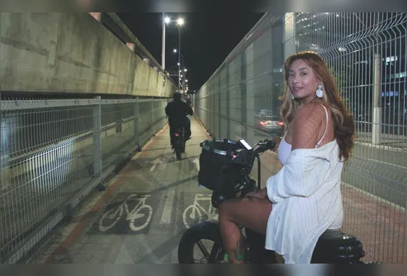 Lorrayne Fontenele  leva em média  20 minutos de bike elétrica pela Ciclovia da Vida para ir de casa, em Itapuã, até o trabalho, na Praia do Canto