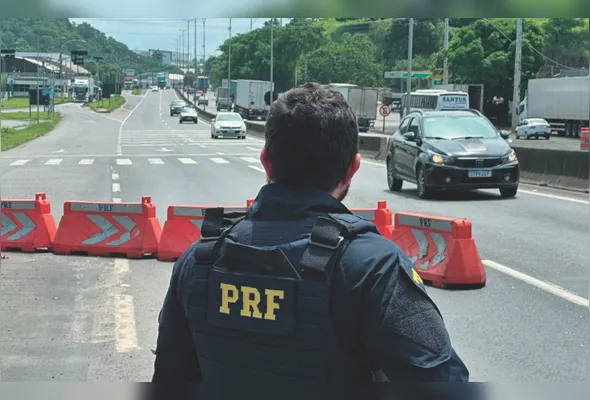 Equipes da polícia rodoviária federal fiscalizaram pontos com maior incidência de acidentes e infrações nas rodovias que cortam o Espírito Santo