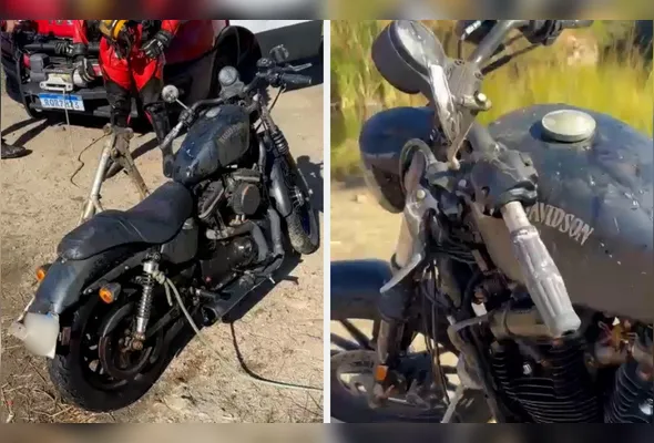 Motocicleta foi localizada a 10 metros de profundidade durante treinamento da equipe de mergulho e entregue às autoridades