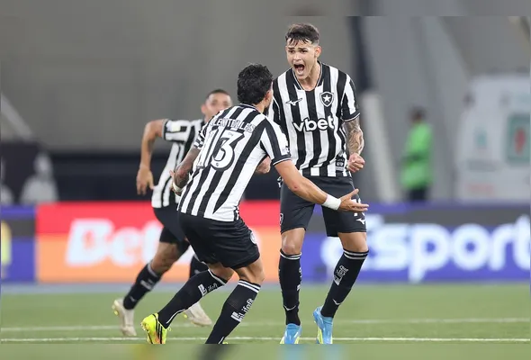 Lucas Emanuel comemora o gol que abriu o placar para os donos da casa