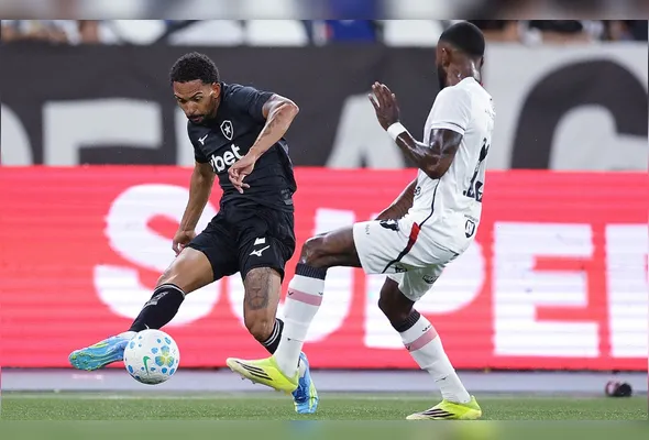 Lateral-direito Vitinho durante partida do Botafogo contra o Vitória pelo Campeonato Brasileiro no Estadio Nilton Santos