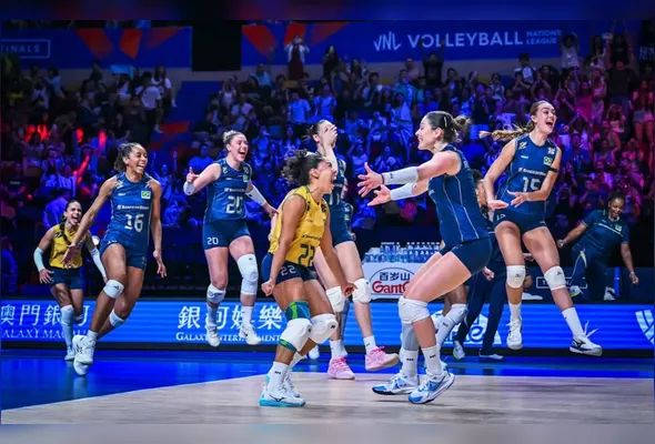 Seleção Brasileira Feminina de Vôlei comemorando a vitória contra a Itália na semifinal da Liga das Nações de Vôlei (VNL) de 2026