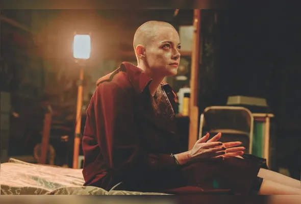 Emma Stone faz o papel de Michelle Fuller, uma bilionária CEO de  indústria  farmacêutica considerada alienígena