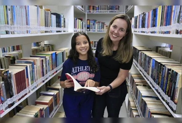 A professora Marcela Mangaravite incentiva a filha Amanda, de 11 anos, a ler. A menina não tem celular