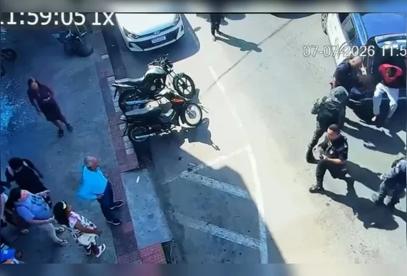 Imagem mostra abordagem da guarda aos homens que brigavam, um armado com uma faca e outro com martelo