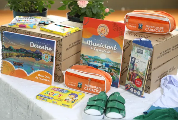 Kits de material escolar e uniformes distribuídos pela Prefeitura de Cariacica no início do ano letivo; 55 mil alunos da rede municipal receberam os itens gratuitamente.