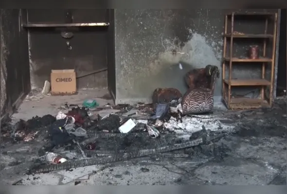 Móveis ficaram destruídos depois do incêndio