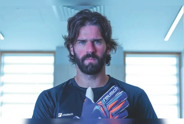 Alisson Becker chamou  atenção por apresentar rosto avermelhado