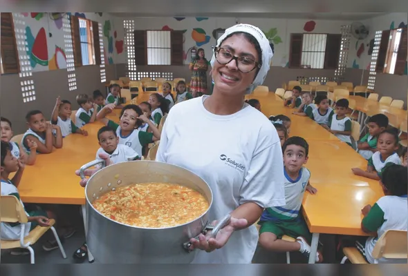 Jaquiane Machado, merendeira do Centro Municipal de Educação Infantil Mônica, na Serra, aposta na sopa com aproveitamento da casca da melancia