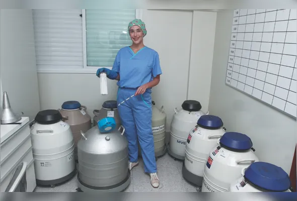 Vickie White mostra tanque onde embriões ficam congelados em centro de reprodução humana assistida