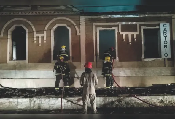 Bombeiros atuam para combater chamas no cartório de Itapemirim durante incêndio em 2022.