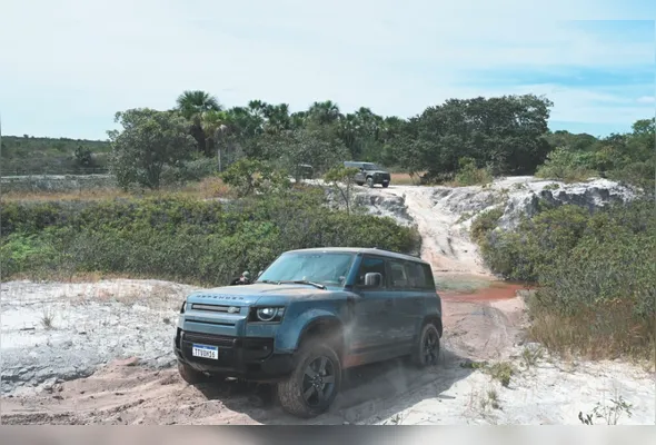 O Defender 2026 terá cinco versões, e a coluna viu o carro de perto em evento na Trijunção, no cerrado brasileiro