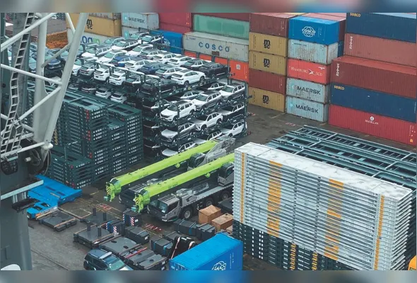 Desembarque de veículos no porto de Vila Velha: vendas, no geral, devem crescer até 15% no País com programas