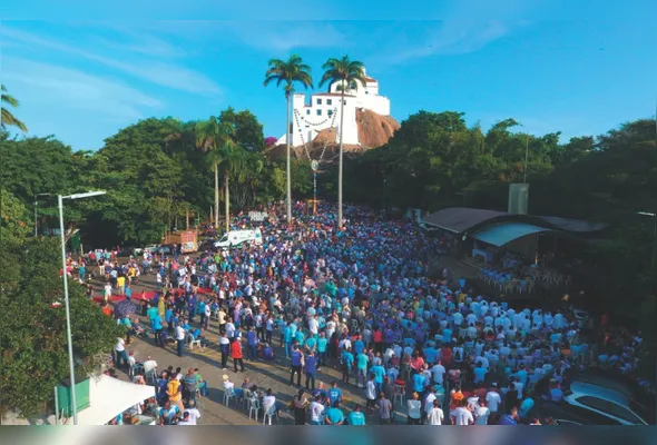 Fiéis participam do 13º Encontro Estadual do Terço dos Homens no Convento da Penha