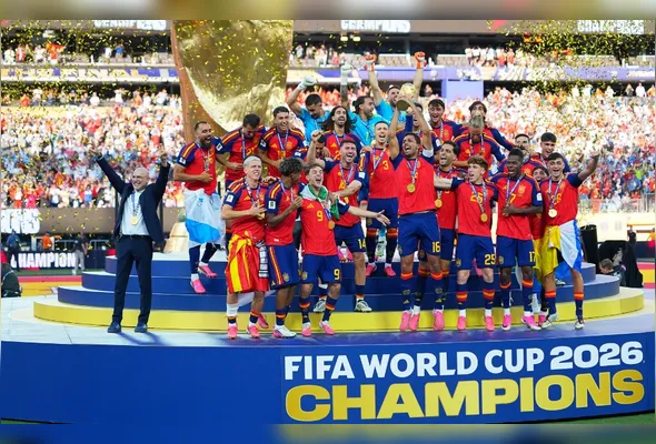 Jogadores da Espanha comemoram a conquista do troféu da Copa do Mundo após vitória por 1 a 0 sobre a Argentina na final disputada em East Rutherford, Nova Jersey, neste domingo, 19 de julho de 2026