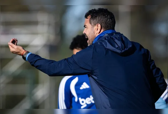 Artur Jorge, técnico do Cruzeiro, está bem no comando técnico da Raposa e conta com o retorno de Keny Arroyo como opção para o ataque