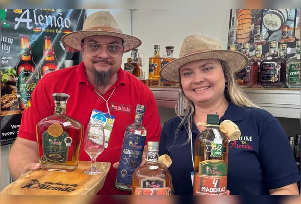 Eduardo Manske Junior e Frida mostram alguns produtos que vão vender