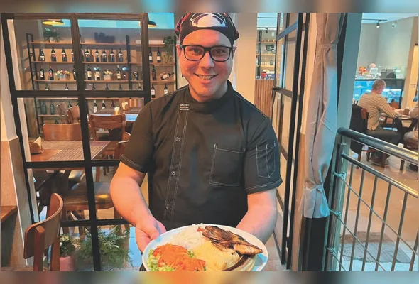 Chef Alex Cunha apresenta receita com purê cremoso, banana flambada e posta de tilápia do Empório Lagartos