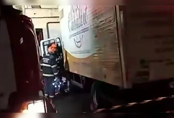 Caminhão atingiu casa em Cariacica
