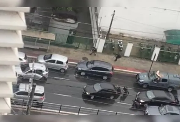 Momento do tiroteio na Avenida Leitão da Silva