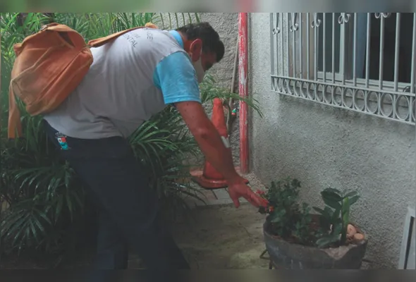 Agente de saúde em trabalho preventivo contra dengue: principal forma de evitar a doença é combater mosquito