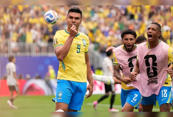 O brasileiro Casemiro (camisa 5), do Brasil, comemora após marcar o primeiro gol da seleção durante a partida contra o Japão, válida pela 2ª fase da Copa do Mundo de 2026, no Houston Stadium, em Houston, no estado do Texas, nesta segunda-feira, 29 de junho de 2026