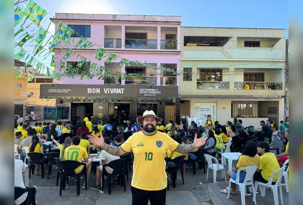 Janes Melo em frente ao estabelecimento comercial em Conceição do Castelo: de garçom a proprietário de bar e restaurante com apoio do Sicredi