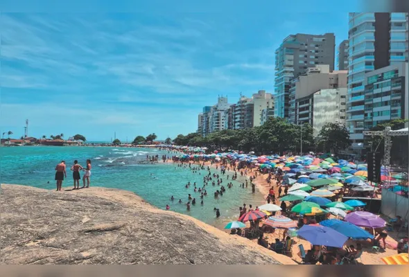 Praia das Castanheiras, uma das mais frequentadas de Guarapari, que tem focado no atendimento ao turista