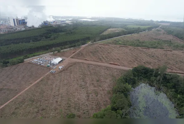Superterreno onde  será instalada a fábrica da GWM em Aracruz, às margens da ES-257, com a Suzano ao fundo
