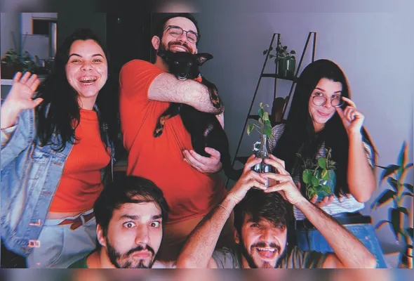 Adryelle (de jaqueta) com os amigos: grupo nasceu na infância e ganhou mais integrantes
