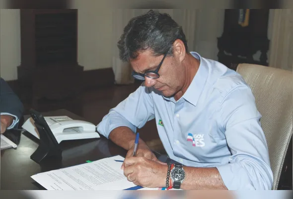Ricardo assina decreto da isenção, em evento no Palácio com representantes das categorias beneficiadas