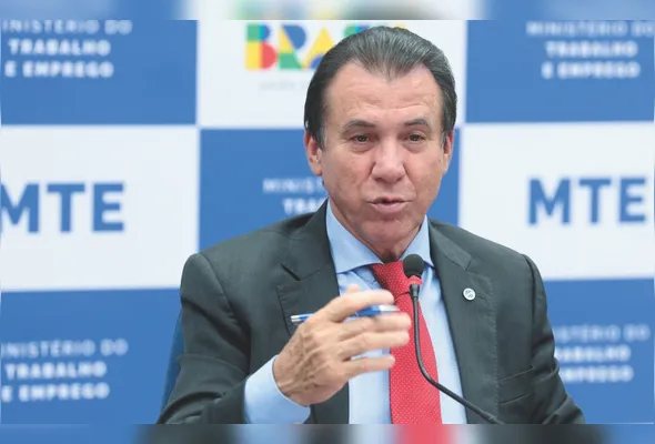 O ministro Luiz Marinho assinou a portaria que regulamenta o trabalho no comércio durante feriados